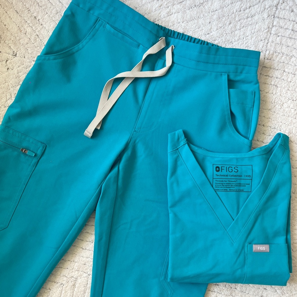 FIGS Scrub Set (Catarina Top, Yola Skinny Pants)